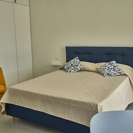 לינה וארוחת בוקר To Be Sea View 3*